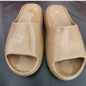 YEEZY SLIDES